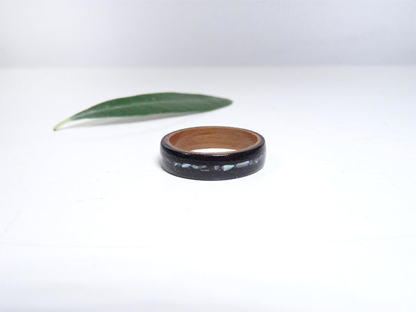 Bague de mariage en bois d'ébène et de nacre