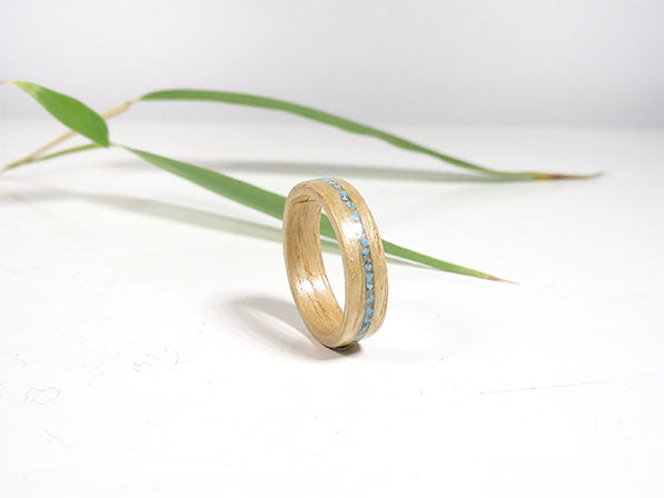 Bague en bois clair incrustation turquoise