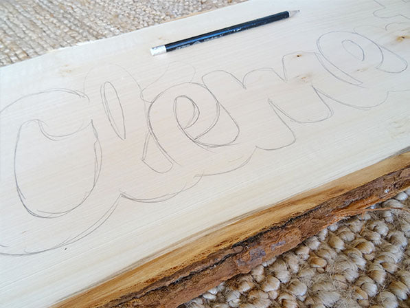 Prénom en bois gravé dans le bois