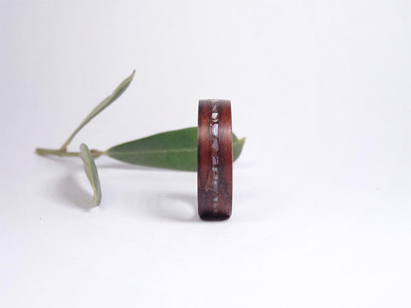 bague de mariage en bois avec nacre