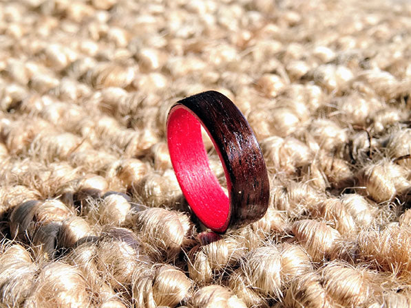 Bague fantaisie rouge et noir en bois pour femme