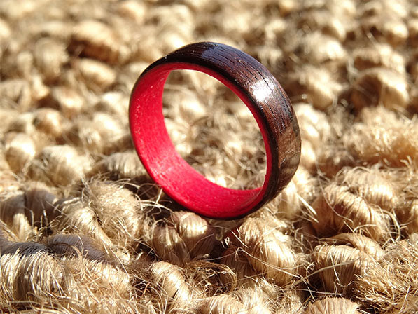 Bague fantaisie rouge et noir en bois pour femme