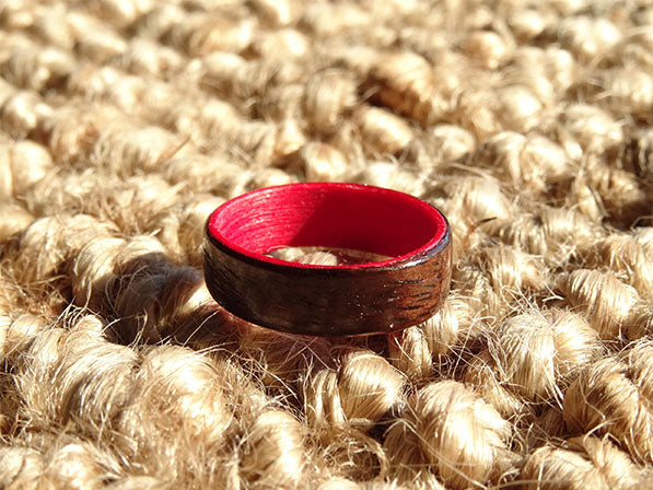 Bague fantaisie rouge et noir en bois pour femme