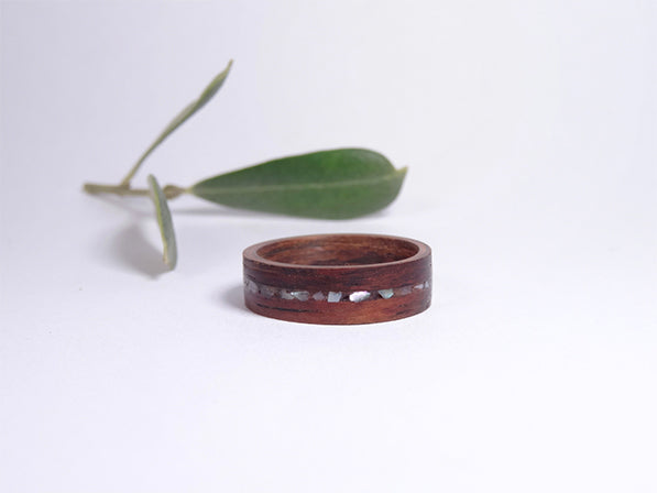 bague de mariage en bois avec nacre